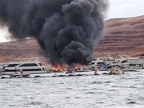 — A houseboat with 29 people on it caught fire on Wednesday on Lake Powell, near Glen Canyon National Park. No injuries were reported, authorities said. The …